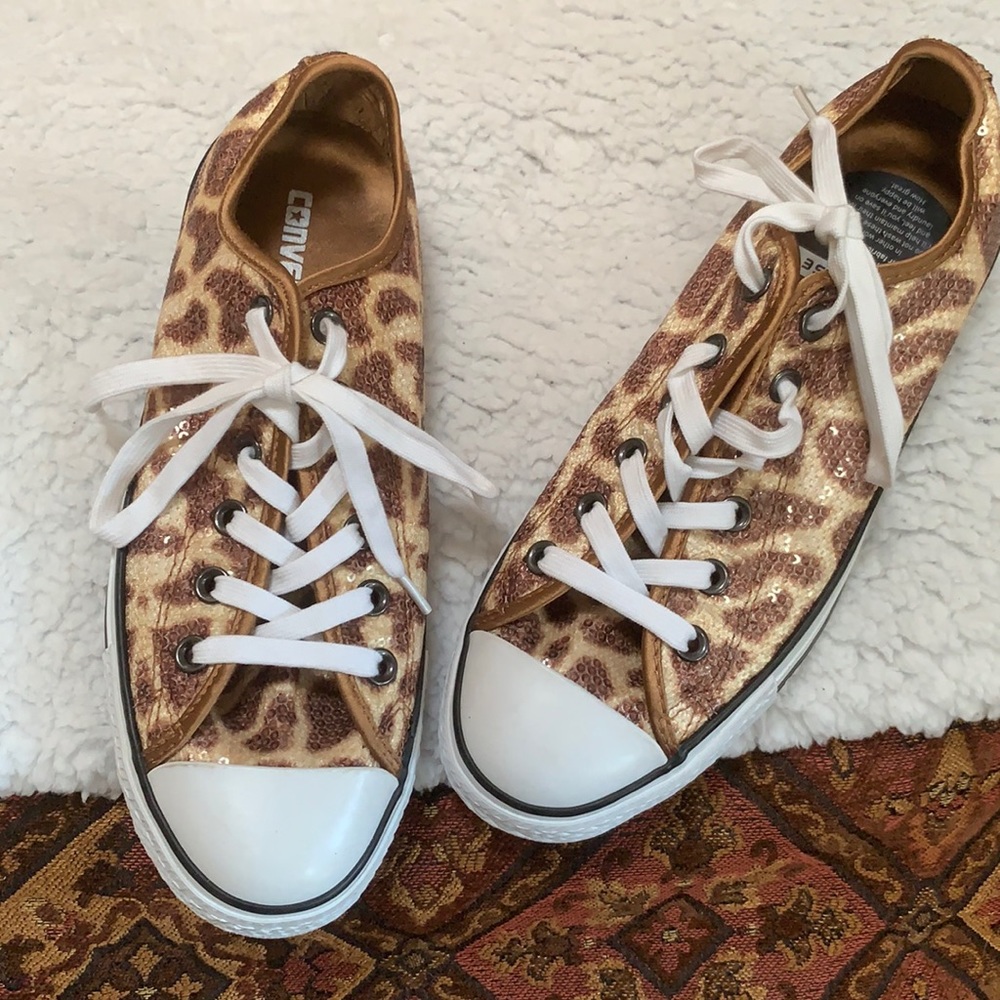 Converse size 7 men’s/9 women’s sneakers giraffe